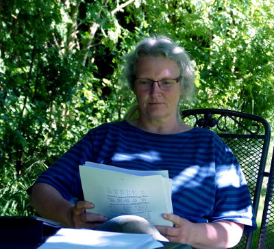 Wiebke Salzmann im Garten